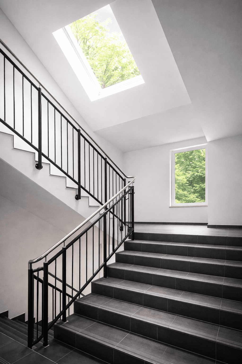 Zentrales Treppenhaus mit klarer Linienführung