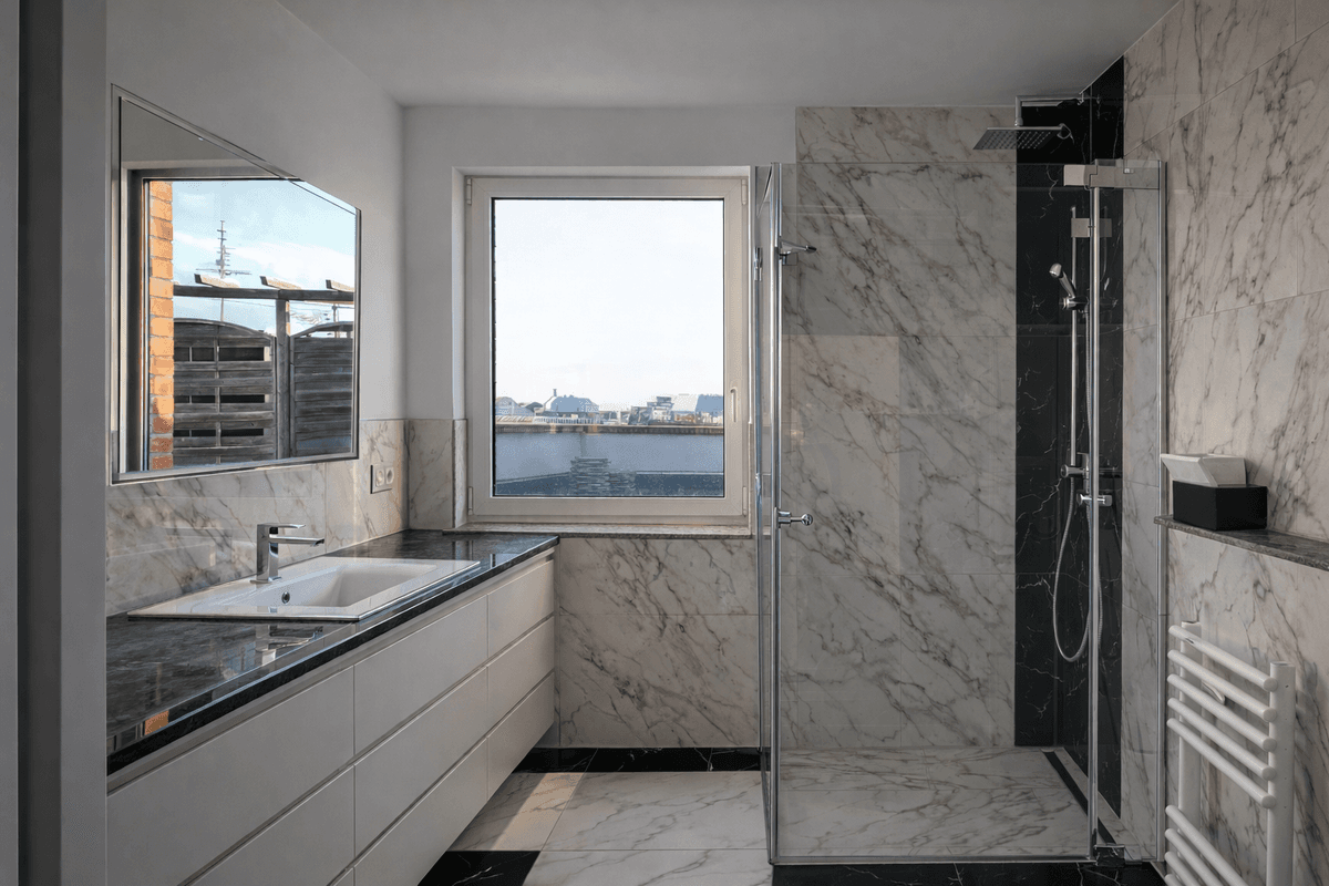 Bad mit ruhiger Materialwahl und klarer Geometrie