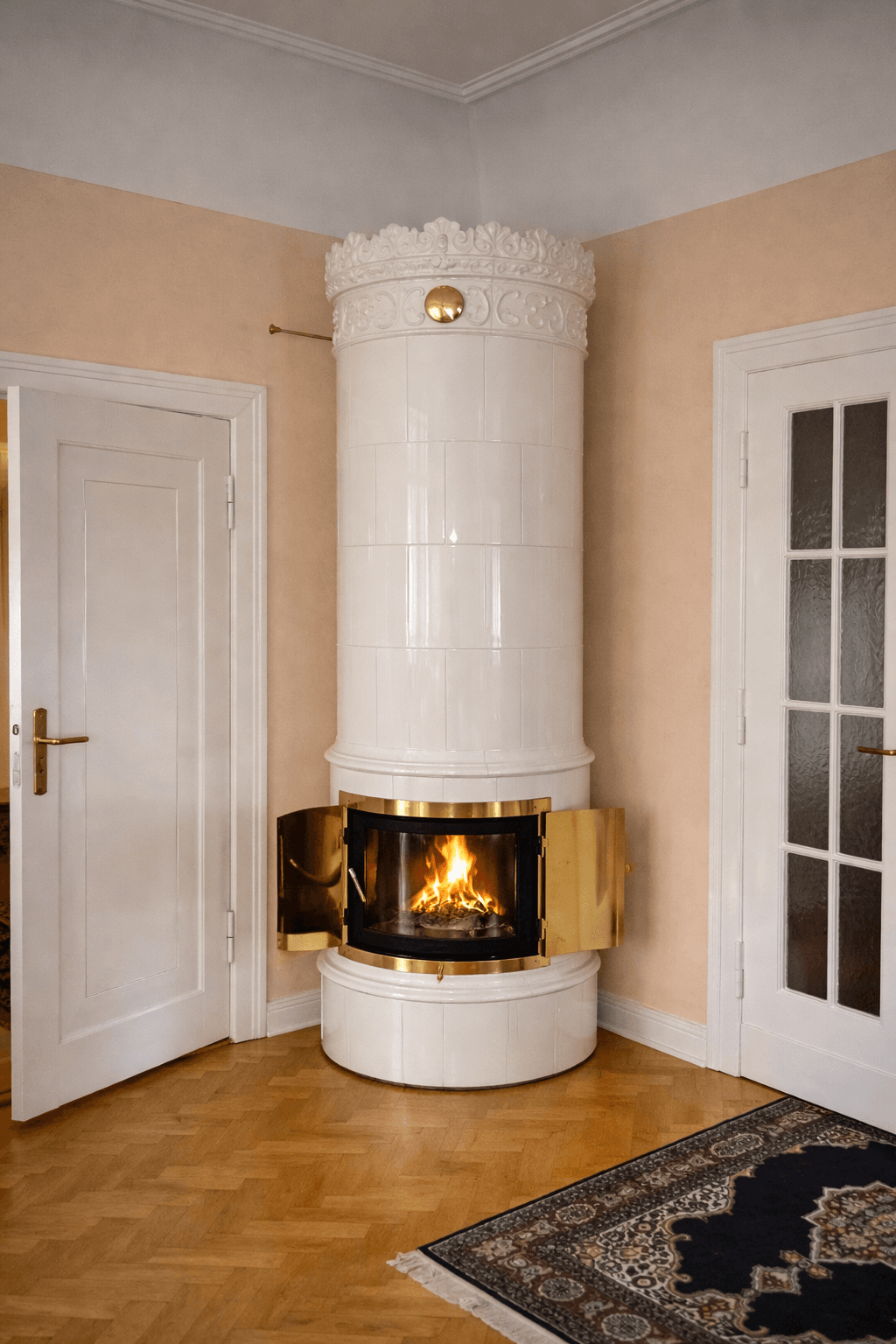 Wohnraum mit integriertem Kamin und mineralischer Oberfläche