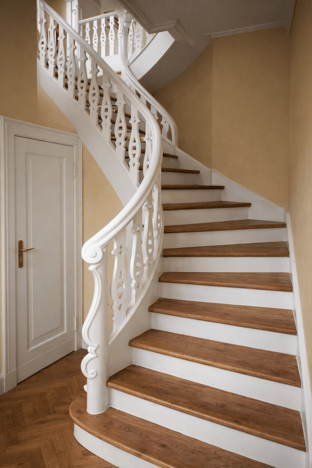 Reduziertes Treppenhaus mit Holzstufen und klarer Linienführung