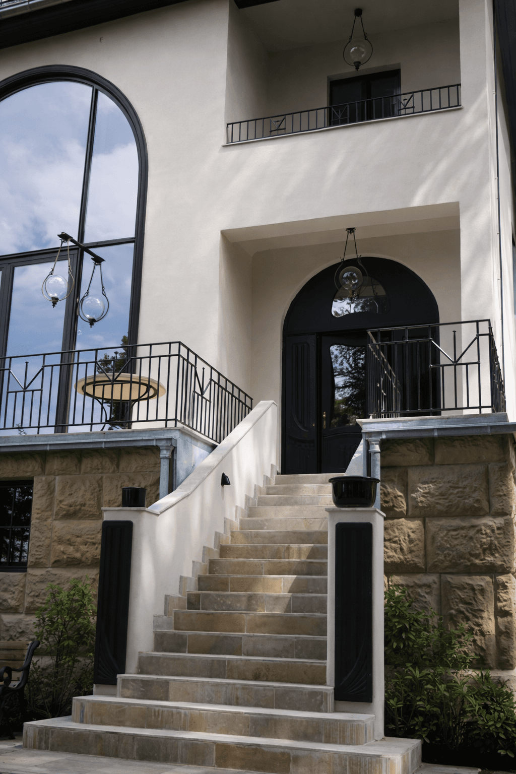 Eingangs- und Treppenbereich mit klarer Linienführung