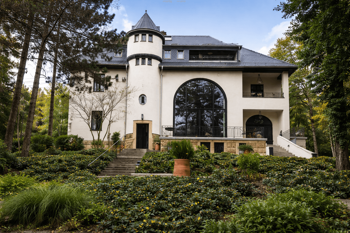 Wohnbereich mit Kamin und reduzierter Materialität