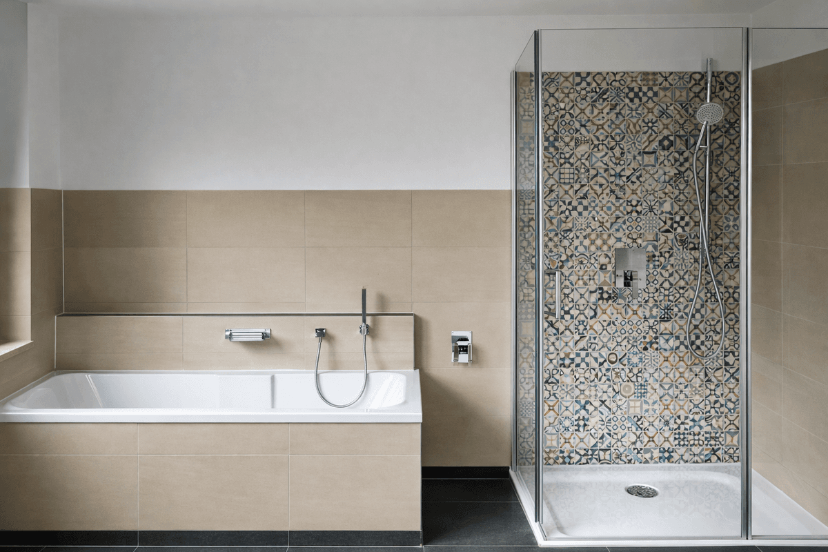 Bad mit reduzierter Gestaltung und klarer Geometrie